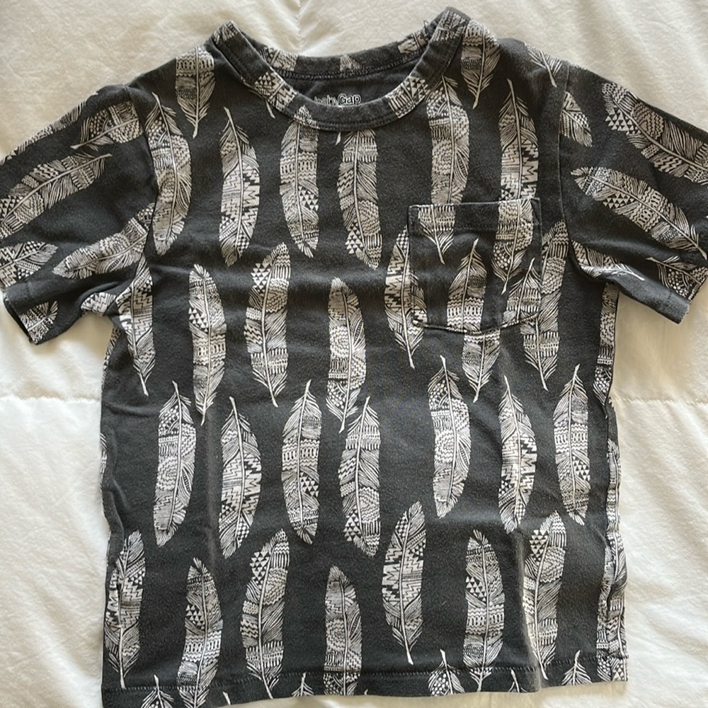 Baby gap all over feather print tee